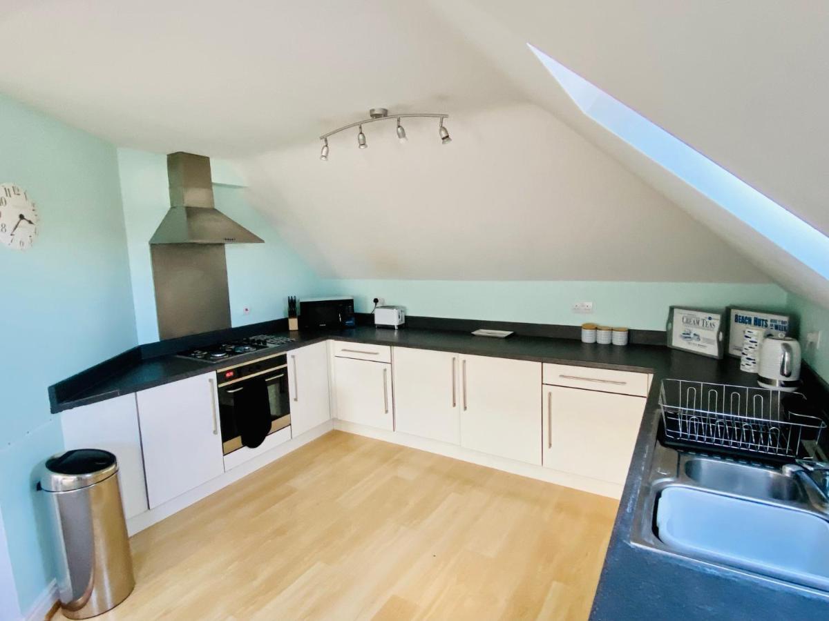 Swanage Holiday Penthouse Apartment, Moments From Beach And Town, On Site Parking, Fast Wifi, Sleeps Up To 6, Rated Exceptional Extérieur photo